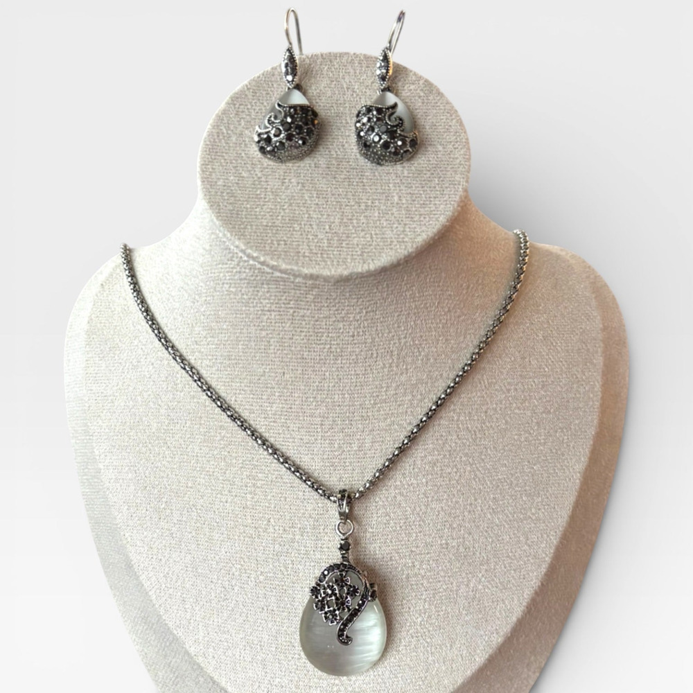 Vintage Water Drop Pendant Set